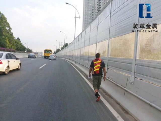 江蘇海安縣高速公路聲屏障